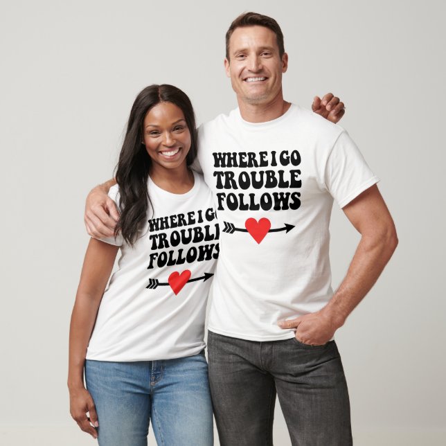 Camiseta donde me meto en problemas sigue un par (Unisexo)