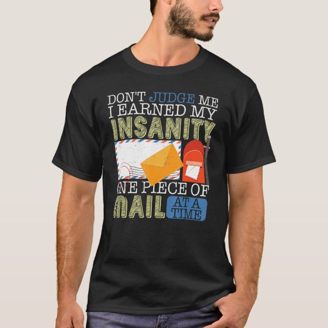 Camiseta Don't Judge Me  Postal Worker Mailman Postman Mail (Anverso)