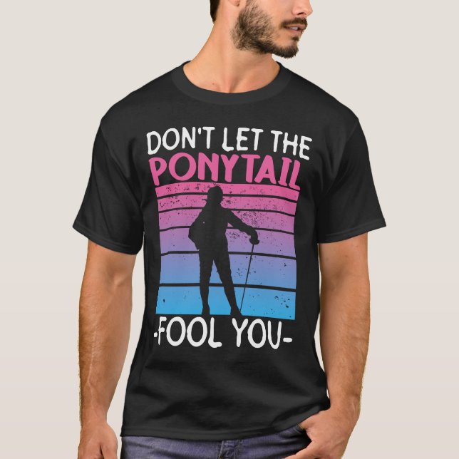 Camiseta Don't Let The Ponytail Fool You - Fencing Fencer (Anverso)
