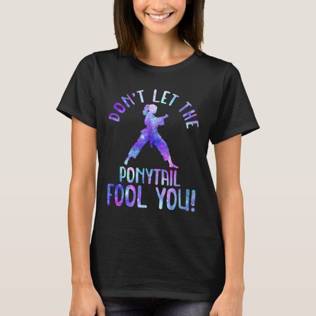 Camiseta Dont Let The Ponytail Fool You Funny For Karate Gi (Anverso)