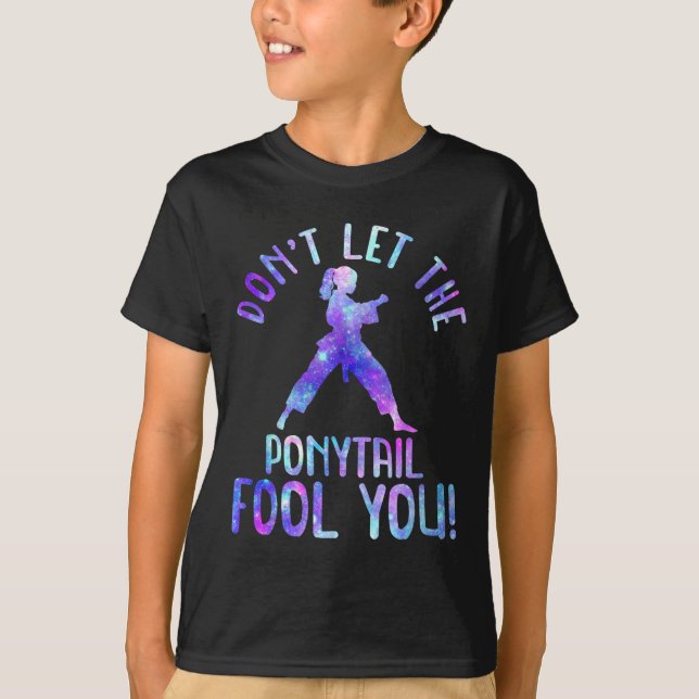 Camiseta Dont Let The Ponytail Fool You Funny For Karate Gi (Anverso)