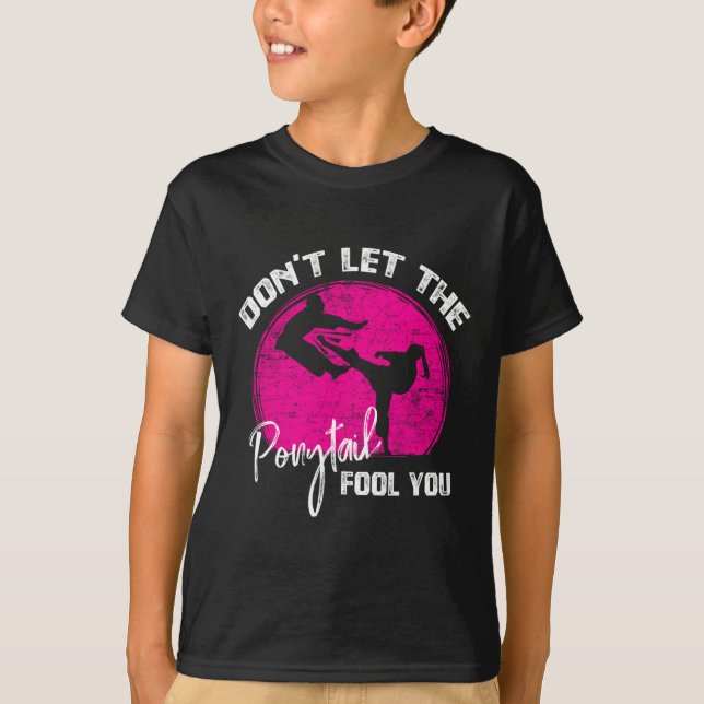 Camiseta Dont Let The Ponytail Fool You Funny Karate Gift  (Anverso)