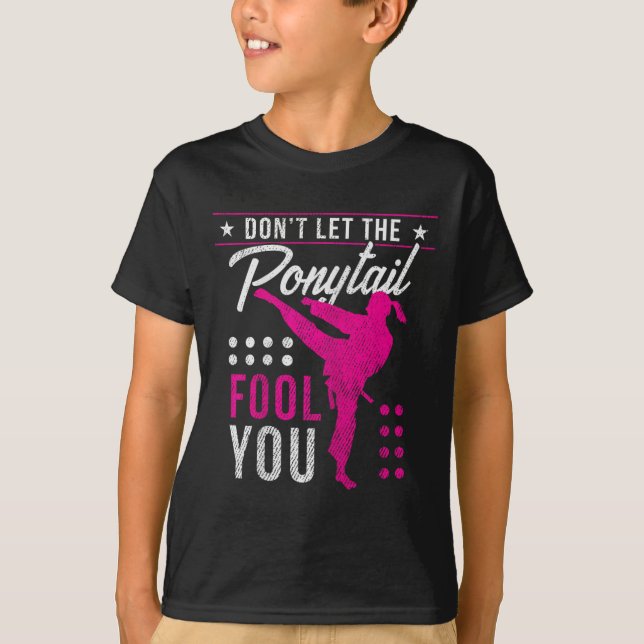 Camiseta Dont Let The Ponytail Fool You Funny Karate Girl  (Anverso)