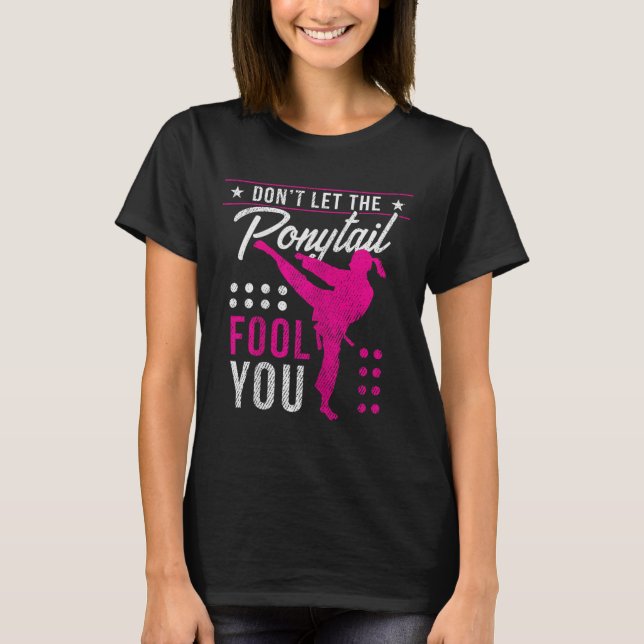 Camiseta Dont Let The Ponytail Fool You Funny Karate Girl  (Anverso)
