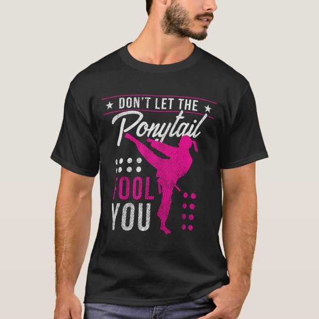 Camiseta Dont Let The Ponytail Fool You Funny Karate Girl  (Anverso)