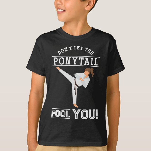 Camiseta Dont Let The Ponytail Fool You Funny Karateist Gir (Anverso)