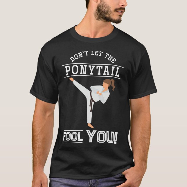 Camiseta Dont Let The Ponytail Fool You Funny Karateist Gir (Anverso)