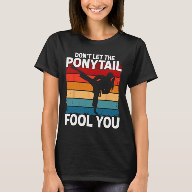 Camiseta Don't Let The Ponytail Fool You Girl Women Karate  (Anverso)