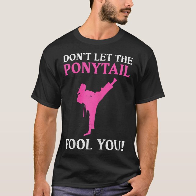 Camiseta Don't Let The Ponytail Fool You Karate Fighter Mar (Anverso)