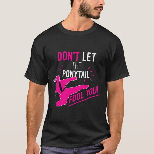 Camiseta Don't Let The Ponytail Fool You Karate Girl Funny  (Anverso)