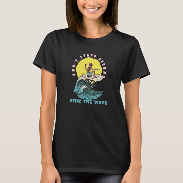 Camiseta Don't Stand Around Ride The Wave  Retro Surfer Pre (Anverso)
