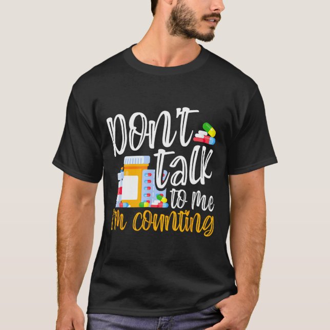 Camiseta Dont Talk To Me Im Counting Funny Pharmacy Tech  (Anverso)