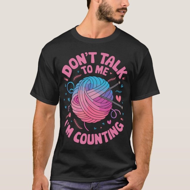 Camiseta Dont Talk To Me Im Counting Knitting Stitches Croc (Anverso)