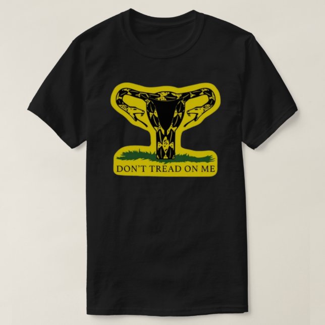 Camiseta dont tread on me uterus  Sticker.png (Diseño del anverso)