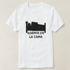 Camiseta dormir en cama y texto: dormir en la cama