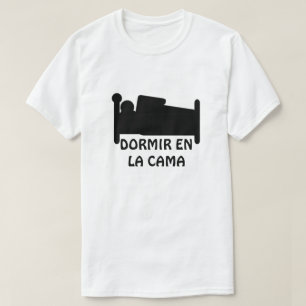 Camiseta dormir en cama y texto: dormir en la cama