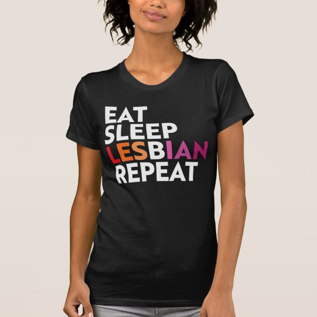 CAMISETA DORMIR LA REPETICIÓN LESBIANA (Anverso)