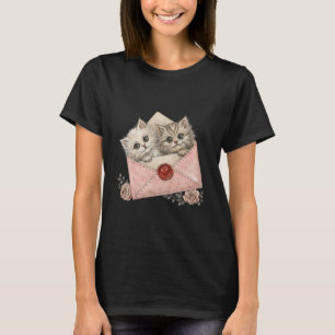 Camiseta dos adorables gatitos asomándose desde un sobre ro