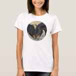 Camiseta Dos caballos salvajes marrones desconcertando<br><div class="desc">Un par de caballos salvajes marrones que comparten un momento tierno en un campo de hierba. Estos dos caballos marrones de pintura se pueden ver desmoronándose unos a otros, disfrutando de la compañía de los otros. Sus melancólicos hombres soplando en la brisa. Mostrar poder, bondad y libertad. Ideal para los...</div>