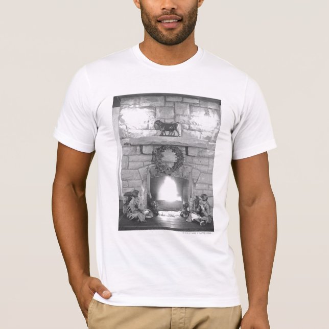 Camiseta Dos chicas que se sientan por una chimenea en el (Anverso)