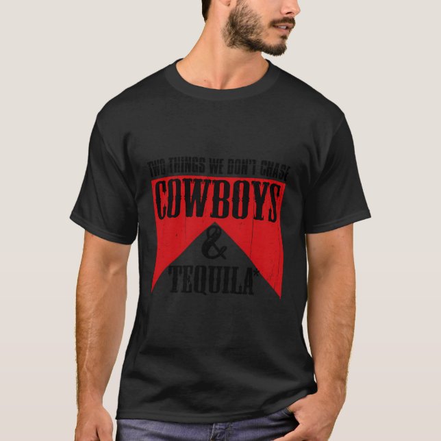 Camiseta Dos Cosas Que No Perseguimos A Los Vaqueros Y Al T (Anverso)