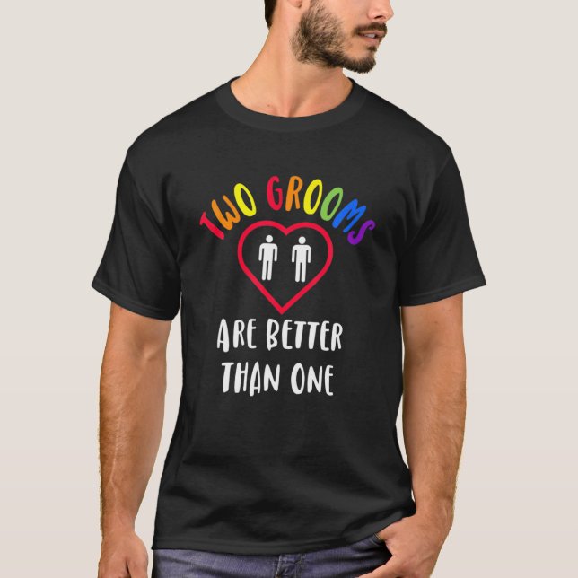 Camiseta Dos Grooms Son Mejores Que Un Gay LGBT Comprometid (Anverso)