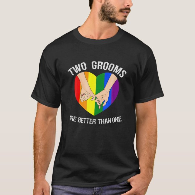 Camiseta Dos Grooms Son Mejores Que Un Gay LGBT Comprometid (Anverso)