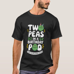 Camiseta Dos Guisantes en un Pod de Cumpleaños Humor Gemelo