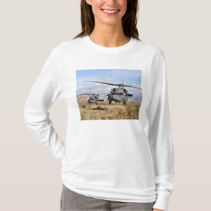 Camiseta Dos helicópteros de HH-60 Pavehawk que se prepara