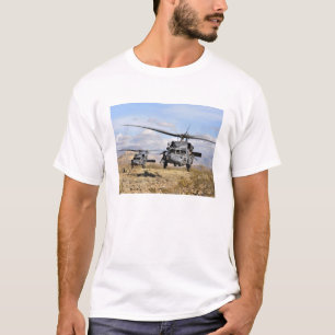 Camiseta Dos helicópteros HH-60 Pavehawk preparándose para