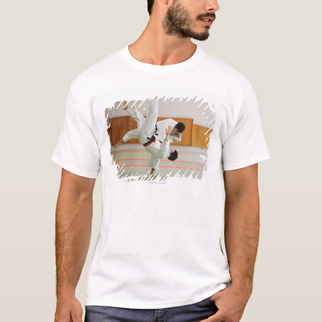 Camiseta Dos hombres que compiten en un partido 3 del judo (Anverso)