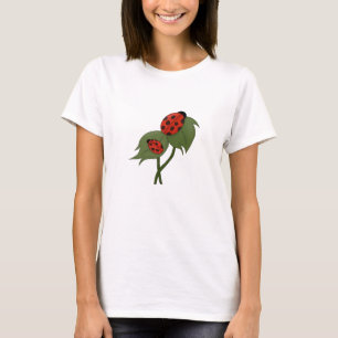 Camiseta Dos lindos ladybugs en una planta
