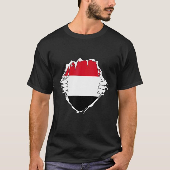 Camiseta Dos manos abren la bandera yemení para el pecho ye (Anverso)
