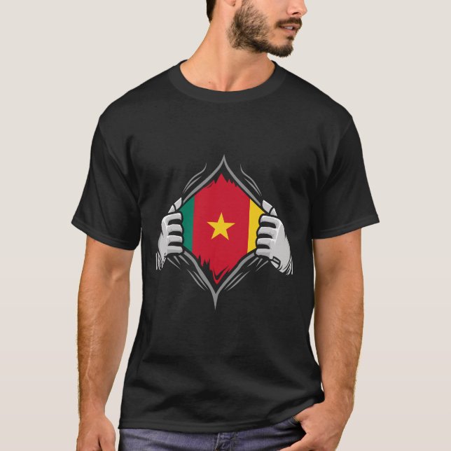 Camiseta Dos manos arrancan la bandera reveladora de Camerú (Anverso)