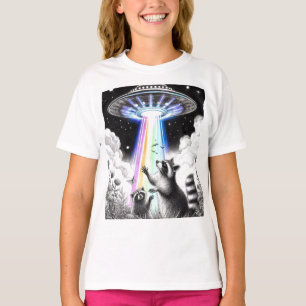 Camiseta Dos mapaches y OVNI arcoiris en pradera de flores