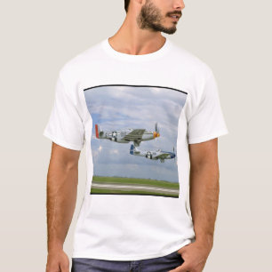Camiseta Dos mustangos P51 que vuelan cerca. los aviones