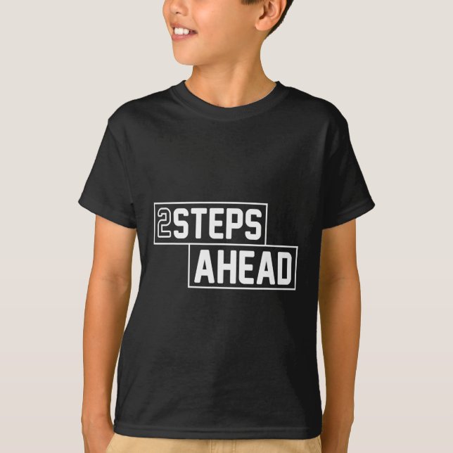 Camiseta Dos pasos por delante (Anverso)