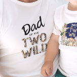 Camiseta Dos salvajes, el Safari de la Selva, dos cumpleaño<br><div class="desc">Celebra el segundo cumpleaños de tu pequeña con estilo con el "Papel de relleno de dos salvajes Safari con tema de cumpleaños" de PixeliaDesigns, perfecto para padres que aman un toque de aventura. Esta singular camiseta de los padres, con el lúdico lema "Mamá de los dos salvajes", complementa maravillosamente las...</div>
