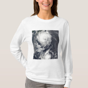 Camiseta Dos sistemas de tifones que se acercan al Lejano O