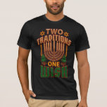 Camiseta Dos tradiciones, uno quiere gráfico de Hanukkah<br><div class="desc">Celebren Hanukkah con orgullo y humor mientras se unen con toda la familia. Este diseño gráfico del festival es un regalo perfecto para las vacaciones. Hace un gran regalo para las vacaciones</div>