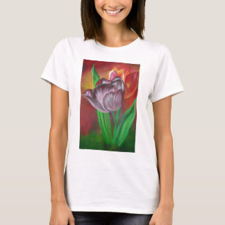 Camiseta Dos tulipanes contra fondo rojo