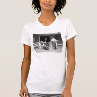 Camiseta Dos vaqueros que se colocan al lado de un granero