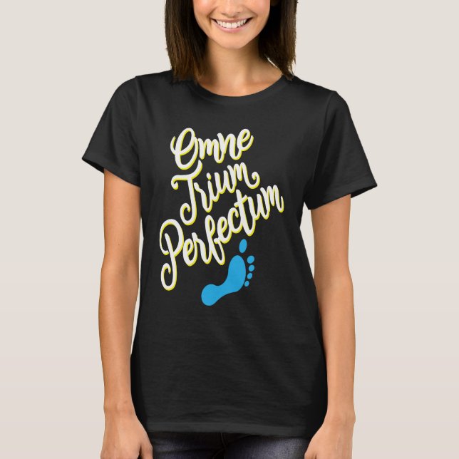 Camiseta Down Syndrome Awareness Month Omne Trium Perfectum (Anverso)