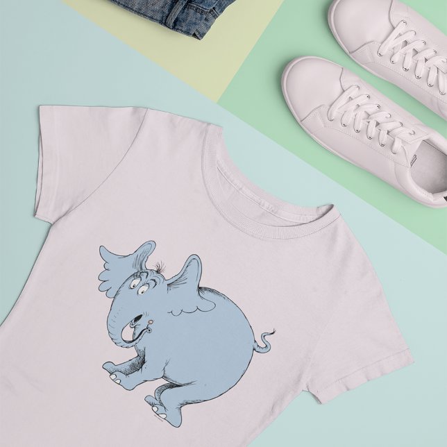 Camiseta Dr. Seuss | Horton escucha a Quién (Shirt next to shoes and pants)