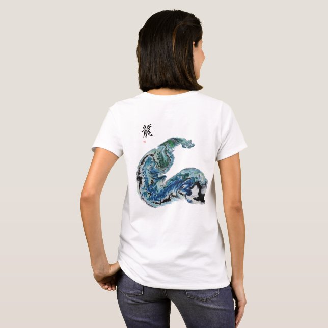 Camiseta Dragón en las olas – Energía oceánica abstracta (Reverso completo)