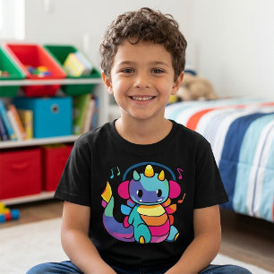Camiseta Dragón feliz con auriculares escuchando música.
