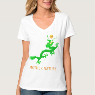 Camiseta Dragón verde volador con bola dorada y caligrafía