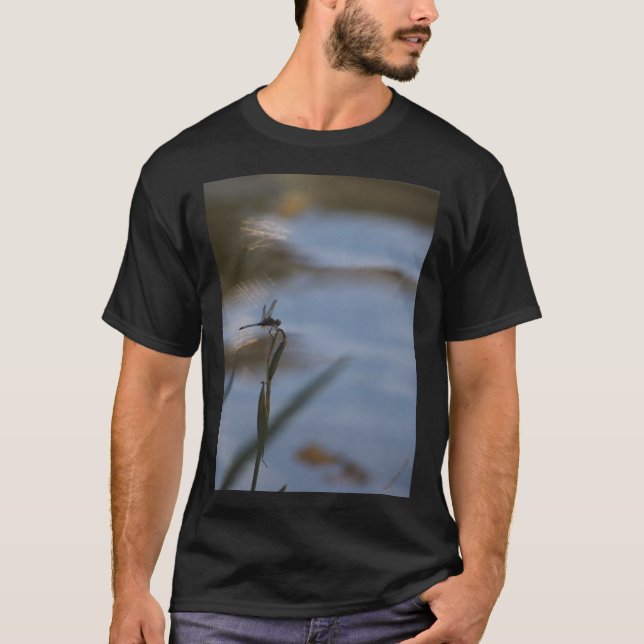 Camiseta Dragonflies en un estanque suburbano (Anverso)