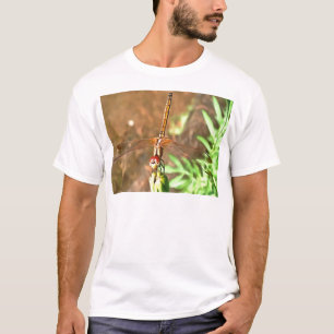 Camiseta Dragonfly artístico descansando sobre la cabeza de