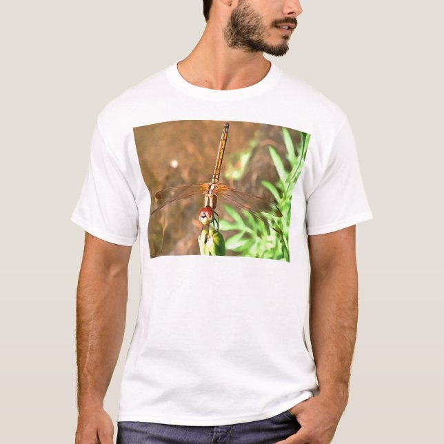 Camiseta Dragonfly artístico descansando sobre la cabeza de (Anverso)